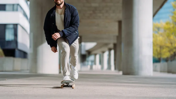 Portret aktywnego łyżwiarza balansowanie chłopca na deskorolce na tle miejskim Focused skateboarder moving on skate board outdoor. — Zdjęcie stockowe