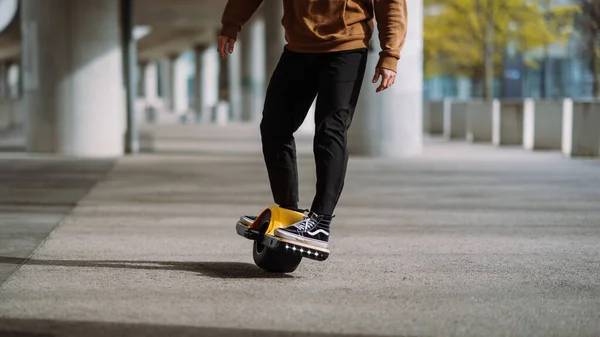 Close up leg shot van een skater met elektrisch skateboard. — Stockfoto