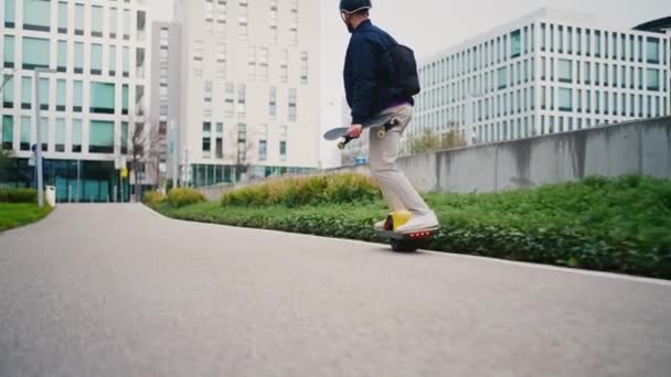 Primo piano colpo gamba di un pattinatore con skateboard elettrico. Copia spazio — Video Stock