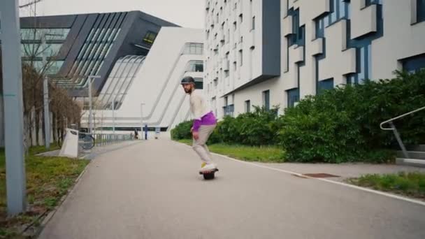 Mladý bruslař venku. Muž si užívá extrémní jízdu venku. Městské pozadí — Stock video