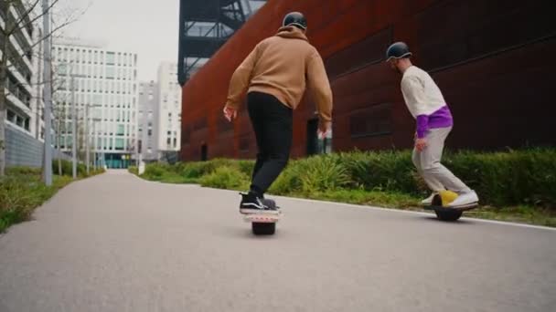 Muži jezdící na elektrických skateboardech. Elektrický skateboard. budoucí životní styl — Stock video