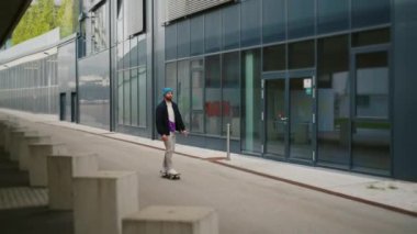 Şehirdeki havalı genç kaykaycı. Hayatın tadını çıkarıyorum.