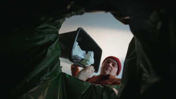 Çöp kutusuna kağıt atan bir adam. Çöp kutusundan son görüntü. Gezegenin çöplerle geri dönüşümü ve kirliliği — Stok video