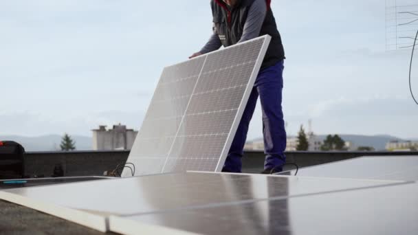 Pekerja pria menginstal sistem panel surya fotovoltaik. Teknisi bekerja dengan panel surya. Konsep Eco energi alternatif — Stok Video