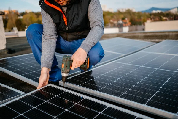 Erkek işçi fotovoltaik panel kuruyor. Yüzü olmayan. Tek başına güneş paneli sistemi kuruluyor.