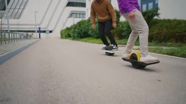 Midsection. Close up leg shot of a skaters with electric skateboard — Stockvideo