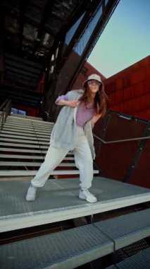 Dans eden kız komik break dans, mutlu ritmik el sallama. Oyuncu çılgın kız dans duyguları. Breakdance, sokak dansı, hiphop, freestyle dansı. Yaşam biçimi 