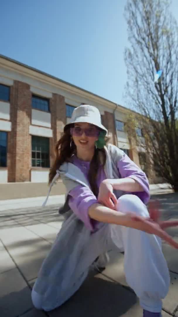 Nahaufnahme Mädchen starrt in die Kamera. Porträt einer charmanten Frau, die auf der Straße tanzt — Stockvideo