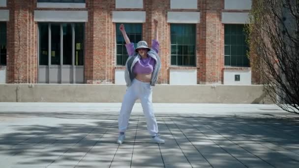 Schöne und glückliche Europäerin mit Spaß beim Breakdance-Freestyle im Freien. — Stockvideo