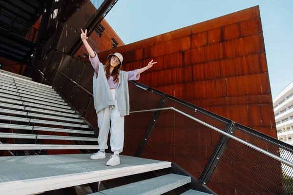 Güzel ve mutlu Avrupalı kız break dans yapıyor hip hop serbest dans yapıyor açık havada.