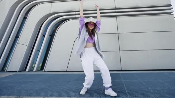 Fresca giovane donna che balla con il cellulare. Sfondo urbano futuristico. Modello in posa in 4K, UHD — Video Stock