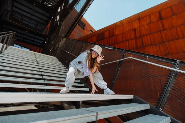 Kadın şehir kavgasında dans ediyor. Kız hip hop dansı yapıyor. Şehirde serbest dans ediyor.