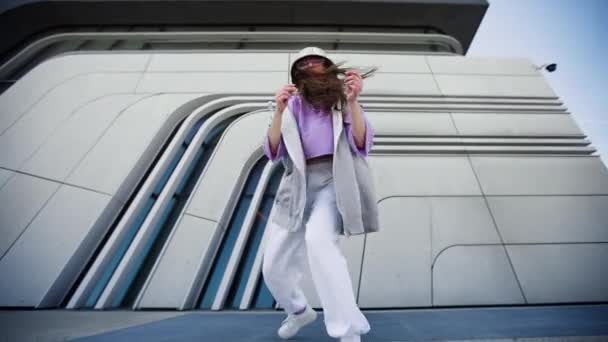Frau tanzt auf urbaner Spucke. Mädchen mit Hip-Hop-Tanzstil mit Spaß Freestyle-Tänzer in urbaner Stadt — Stockvideo