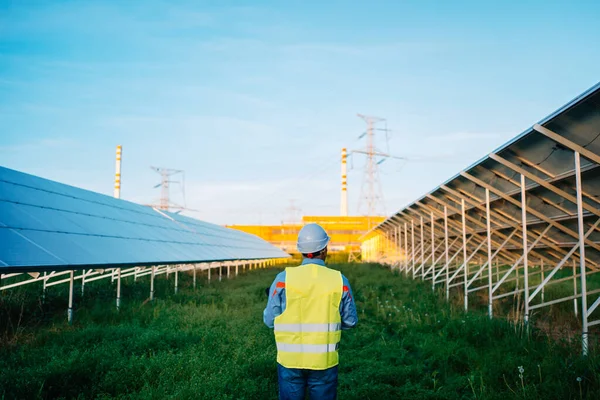 Güneş çiftliğindeki işçinin dikiz aynasından. Güneş fotovoltaik panelleri. Eko Alternatif Enerji Konsepti. Yüksek kalite fotoğraf