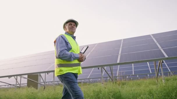 Homme Ingénieur Mature Main Dans Les Panneaux Solaires Zone Industrielle — Video