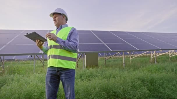 Solární Inženýr Pracující Digitálními Tabletami Farmě Obnovitelné Energie Alternativní Koncept — Stock video