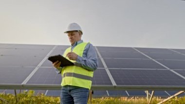 Alternatif enerji çiftliğinde çalışan mühendis. Alternatif eko enerji kavramı. Yüksek kalite fotoğraf