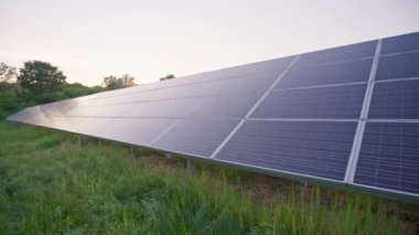 Güneş fotovoltaik panelleri çiftliği. Güneşli bir gün. Alternatif enerji kavramı. Yüksek kalite fotoğraf