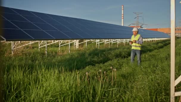 Pracovník Kontroluje Solární Panely Tabletem Solární Farmě Eko Energie Kvalitní — Stock video