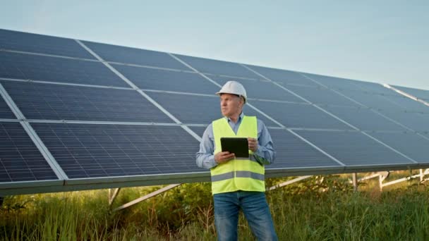 Solární Inženýr Kontroluje Fotovoltaické Panely Sluneční Farma — Stock video