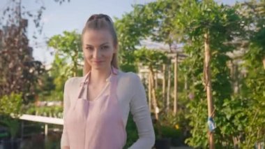 Bahçe merkezindeki kameraya bakan kadın satıcı. - Evet. Yüksek kalite fotoğraf