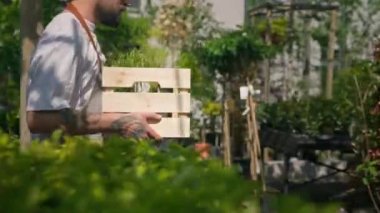 Bahçe merkezindeki iş arkadaşlarının portresi. Önlüklü bahçe işçileri kameraya bakıyor. Yüksek kalite fotoğraf