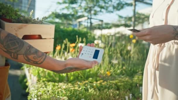 Donna Nel Negozio Fioristi Paga Con Smartphone Transazione Denaro Pagamento — Video Stock