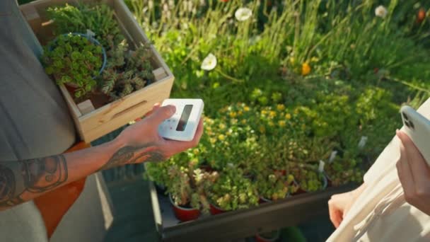 Žena Květinářství Platí Chytrým Telefonem Transakce Peněz Mobilní Platba Kvalitní — Stock video