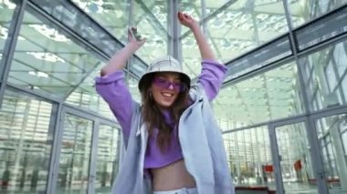 Şehir kavgasında dans eden yaratıcı kadın. Hip hop dansı yapan bir kız. Kentte serbest stil dansçısı olarak eğleniyor. Hareket konsepti. Yüksek kalite 4k görüntü