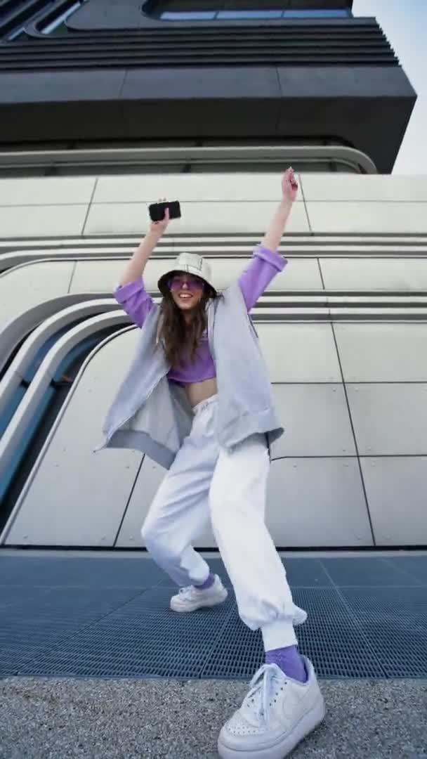 Pionowy Widok Kreatywnej Kobiety Tańczącej Miejskiej Spluwie Dziewczyna Wykonując Hip — Wideo stockowe