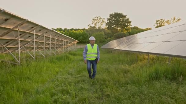Visão Comprimento Total Engenheiro Masculino Uniforme Andando Usina Energia Solar — Vídeo de Stock