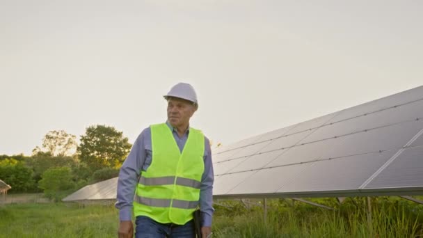 Férfi Ökológiai Mérnök Sétál Zöld Energia Helyen Hatékony Információkat Gyűjt — Stock videók