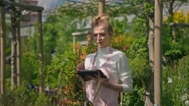 Botanical Positive Scientist Doing Research Tablet Cultivation Greenhouse Happy Woman — Αρχείο Βίντεο