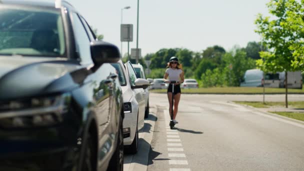 Frau Fuhr Roller Während Männlicher Fahrer Autotür Öffnete Eine Frau — Stockvideo