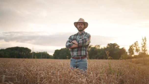 Portret Wesołego Szczęśliwego Młodego Rolnika Kapeluszu Koszuli Kratę Uśmiechającego Się — Wideo stockowe