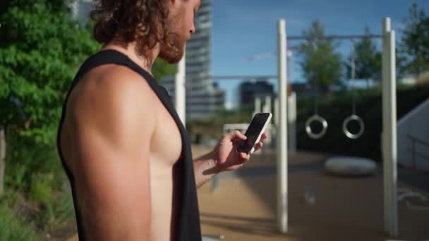 Fitness Sport Technology Concept Young Athlete Man Smartphone Messaging Using — Αρχείο Βίντεο