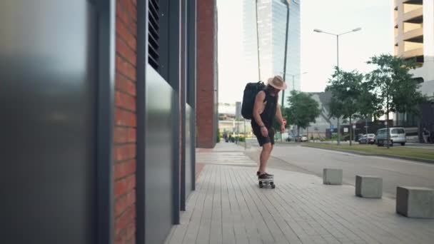 Plná Délka Pohled Veselý Bruslař Skateboardu Přes Asfaltovou Ulici Vysokými — Stock video
