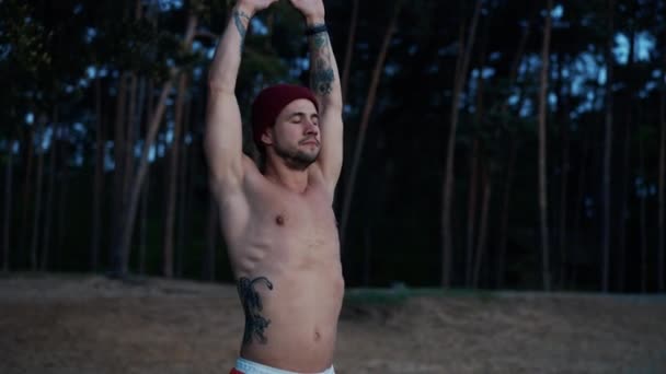 Young Half Naked Sportsman Warming Training Pine Forest Winter Man — Stock video