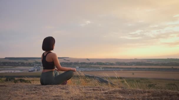 Healthy Lifestyle Young Caucasian Woman Practicing Yoga Outdoors While Sitting — Vídeo de stock