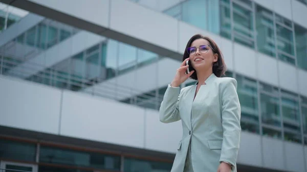 Cute Businesswoman Having Conversation Smartphone Outdoors Portrait Beautiful Caucasian Female – stockfoto