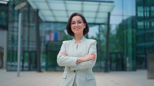 Portrait Gorgeous Dark Haired Business Leadership Woman Smiling Charmingly While – stockfoto