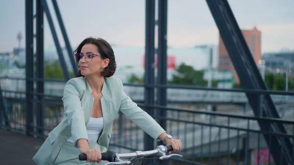 Young Casual Happy Businesswoman Enjoys Riding Bike City Bridge Beautiful stockfoto