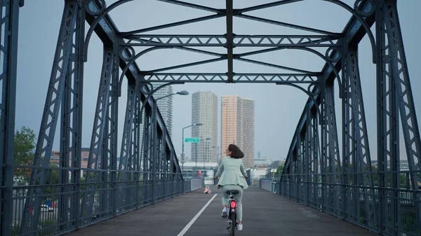 Back View Businesswoman Commuter Way Work Bridge Using Bicycle Sustainable royaltyfrie gratis stockbilder