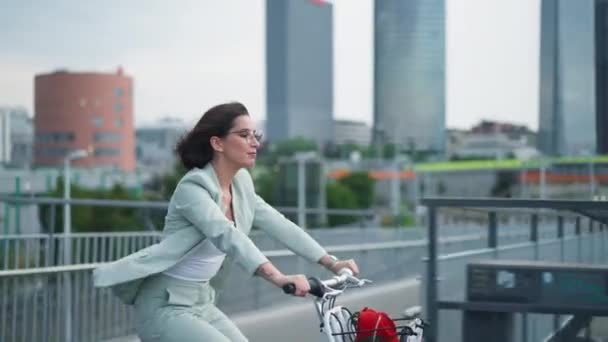 Молодая Счастливая Кавказская Деловая Женщина Катающаяся Велосипеде Городской Улице Городе — стоковое видео