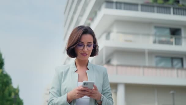 Confident Business Woman Uses Mobile Phone Smartphone Modern Office Center — Video Stock
