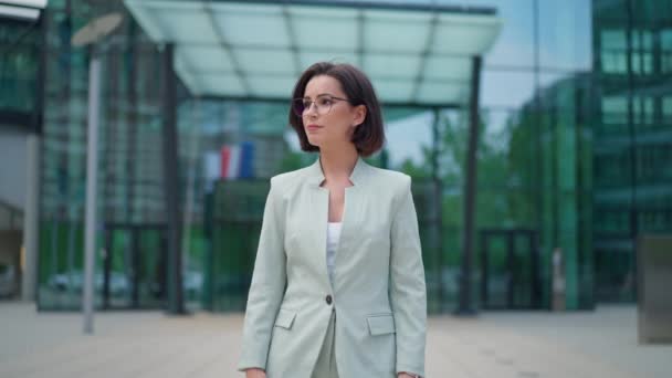 Portrait Gorgeous Dark Haired Business Leadership Woman Smiling Charmingly While — Video