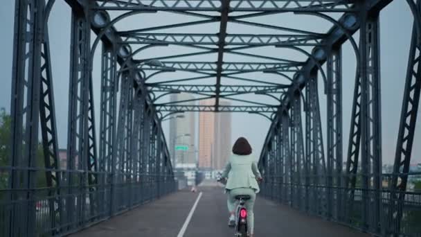 Back View Businesswoman Commuter Way Work Bridge Using Bicycle Sustainable — Video Stock