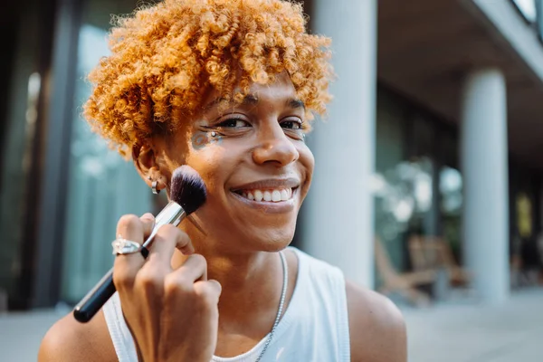 非裔美国人在街上手握刷子 准备化妆 同时看着摄像机 自我认同概念 — 图库照片