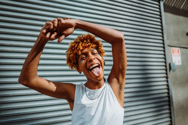 Muotokuva Afrikkalaisesta Amerikkalaisesta Teinistä Jolla Oli Kimalletta Kasvoillaan Tanssimassa Kadulla tekijänoikeusvapaita kuvapankkikuvia
