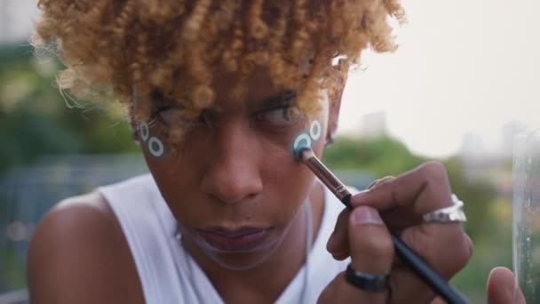 Atento Adolescente Afroamericano Sosteniendo Cepillo Preparando Maquillaje Calle Mientras Mira — Vídeo de stock